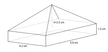 Figur som består av et rett, firkantet prisme og en pyramide på toppen av dette. Prismet har dimensjoner 5.9 cm, 4.2 cm og 1.2 cm. De to første målene er også lengde og bredde i grunnflata til pyramiden. Høyden i pyramiden er på 2.5 cm.
